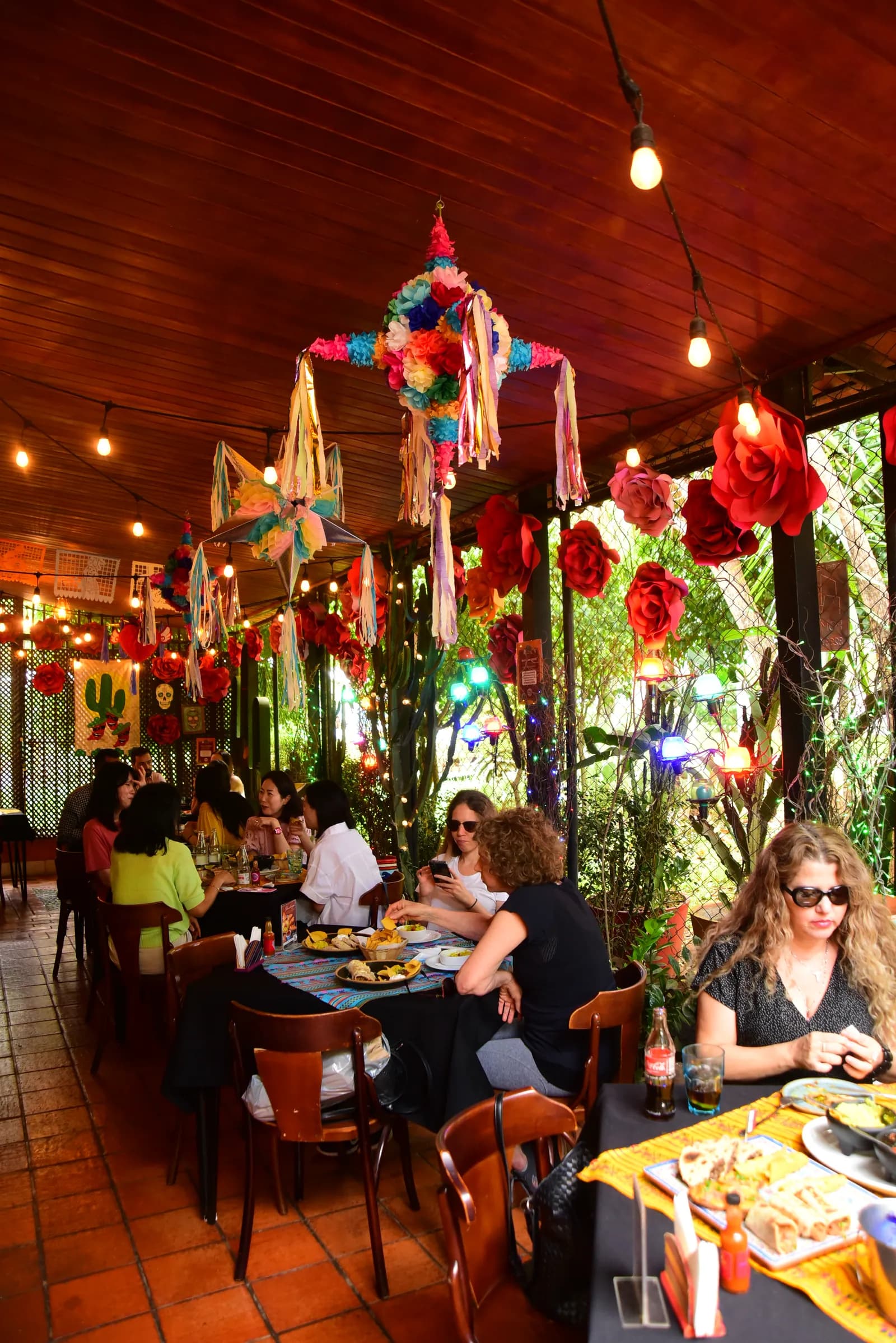 Varanda da Asa Sul no almoço, com piñatas, flores e mesas ocupadas