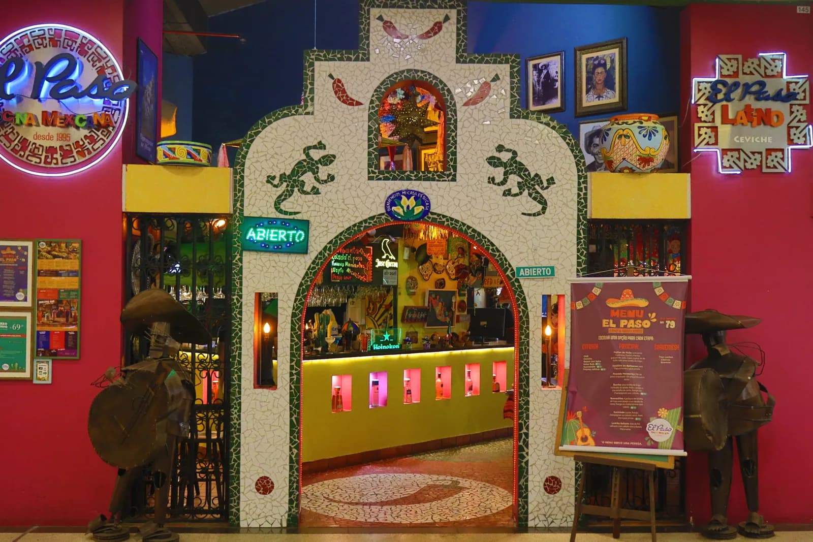 Entrada do El Paso Terraço Shopping, com arco de mosaico, letreiro neon e estátuas de mariachi