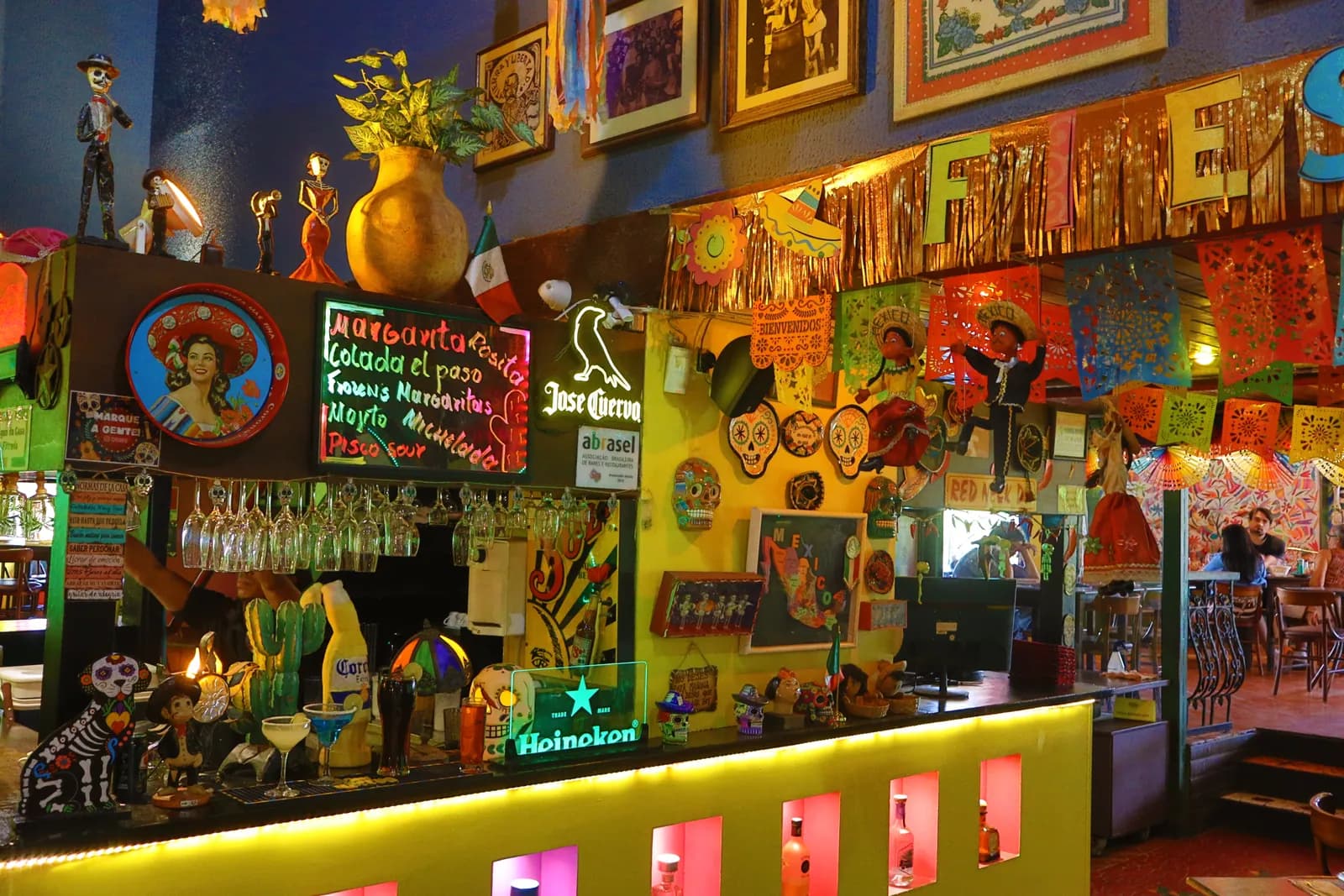 Balcão do bar do Terraço, com decoração de caveiras, cactos e lousa de margaritas