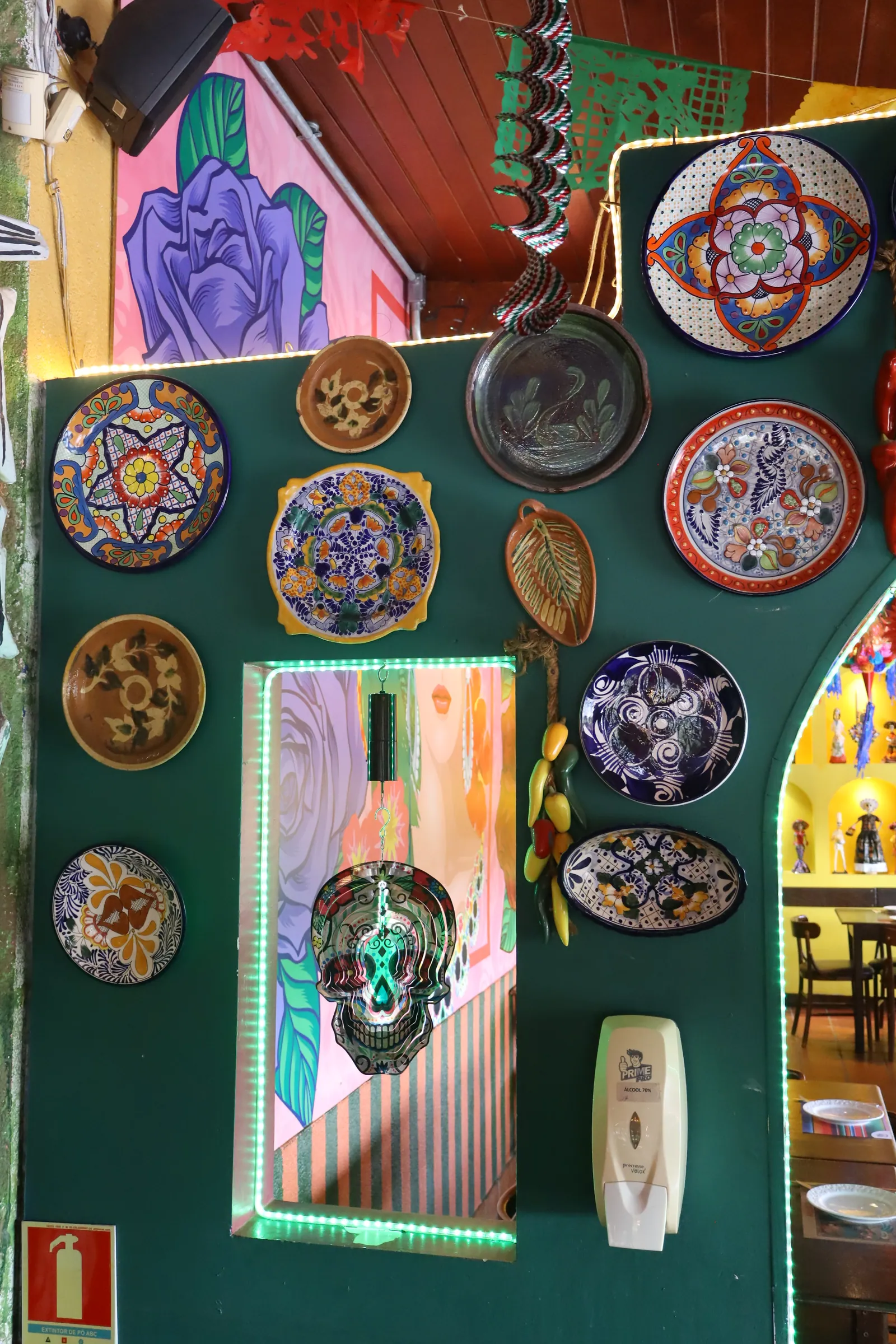 Arco com sombreiros expostos e detalhes em rosa