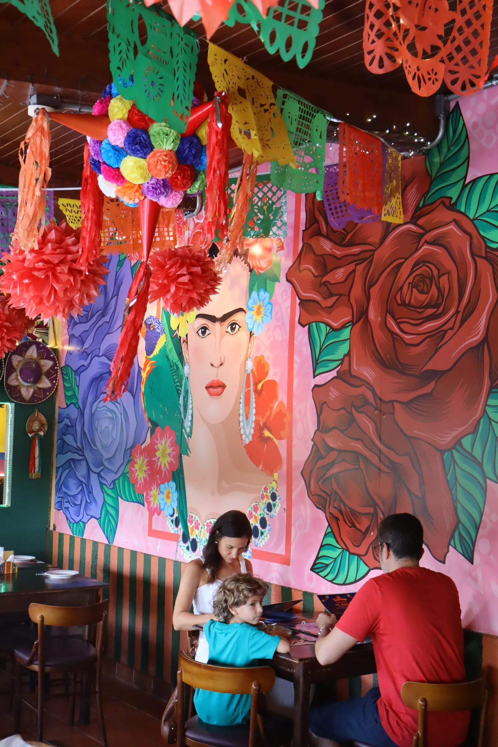 Mural da Frida Kahlo com rosas e flores no salão do Terraço