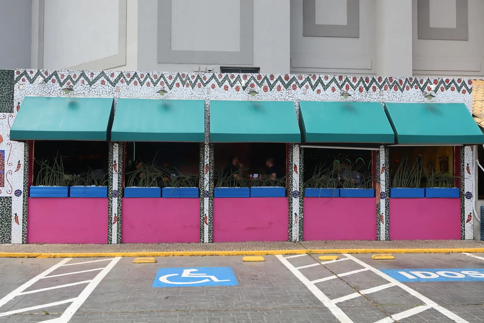 Fachada completa do Terraço Shopping, com toldos verde-água e base em mosaico rosa