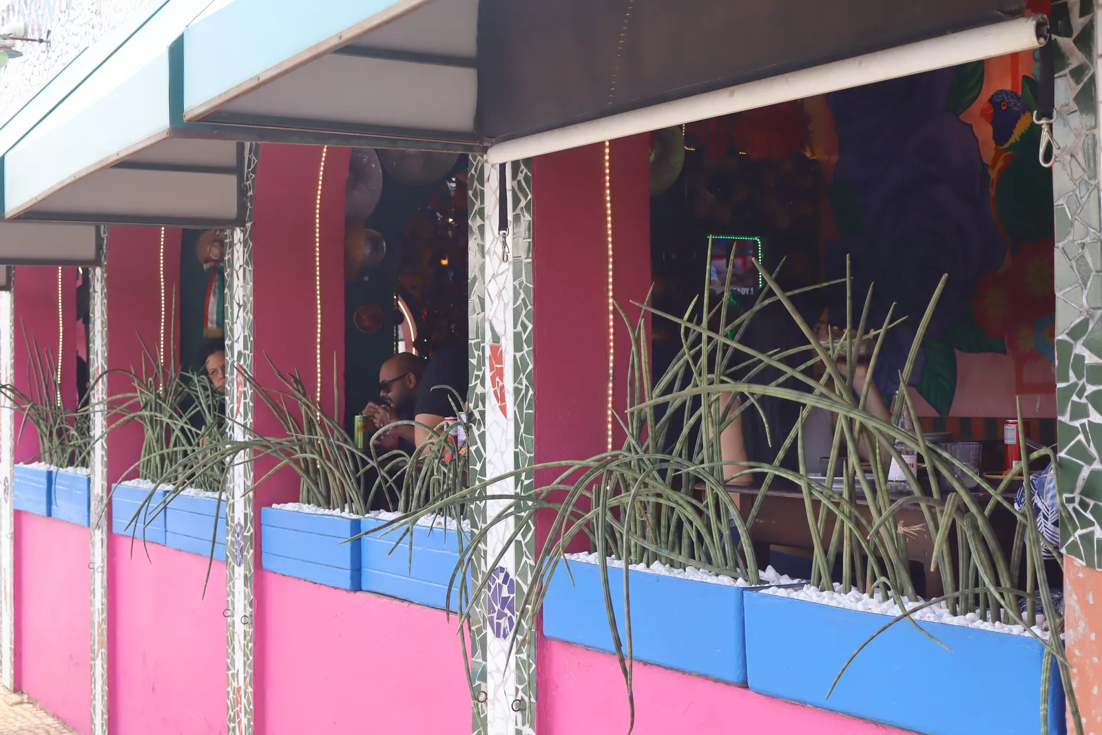 Fachada do Terraço Shopping em ângulo mais fechado, com movimento visível dentro da casa