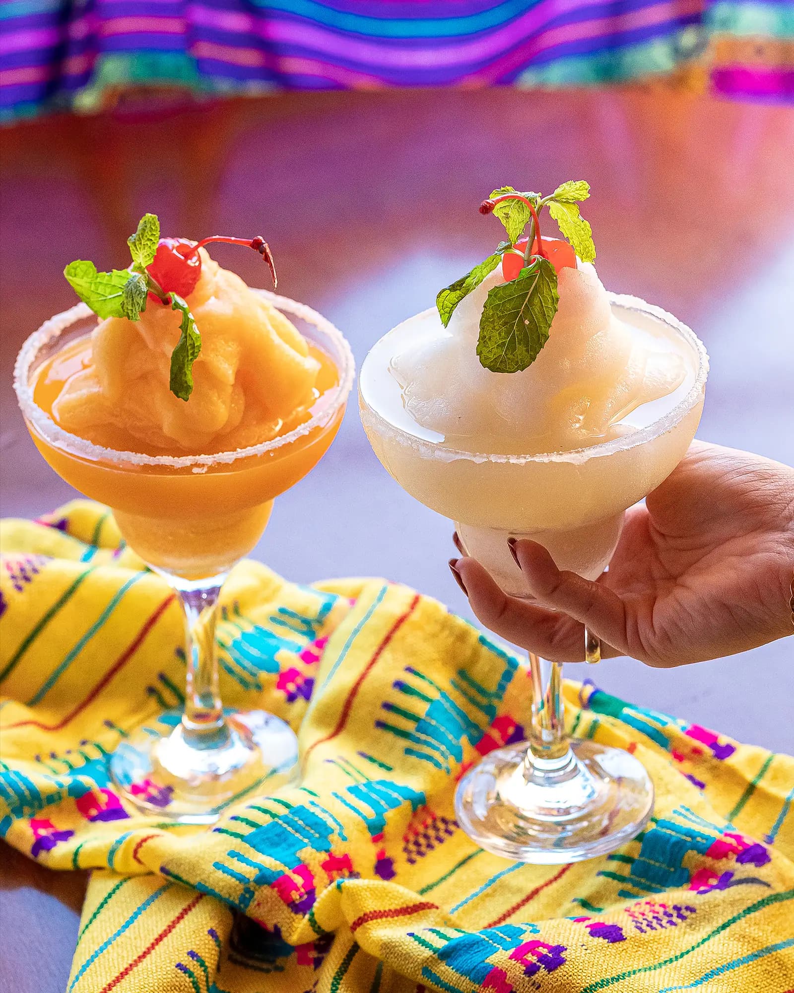 Duas margaritas frozen erguidas para um brinde