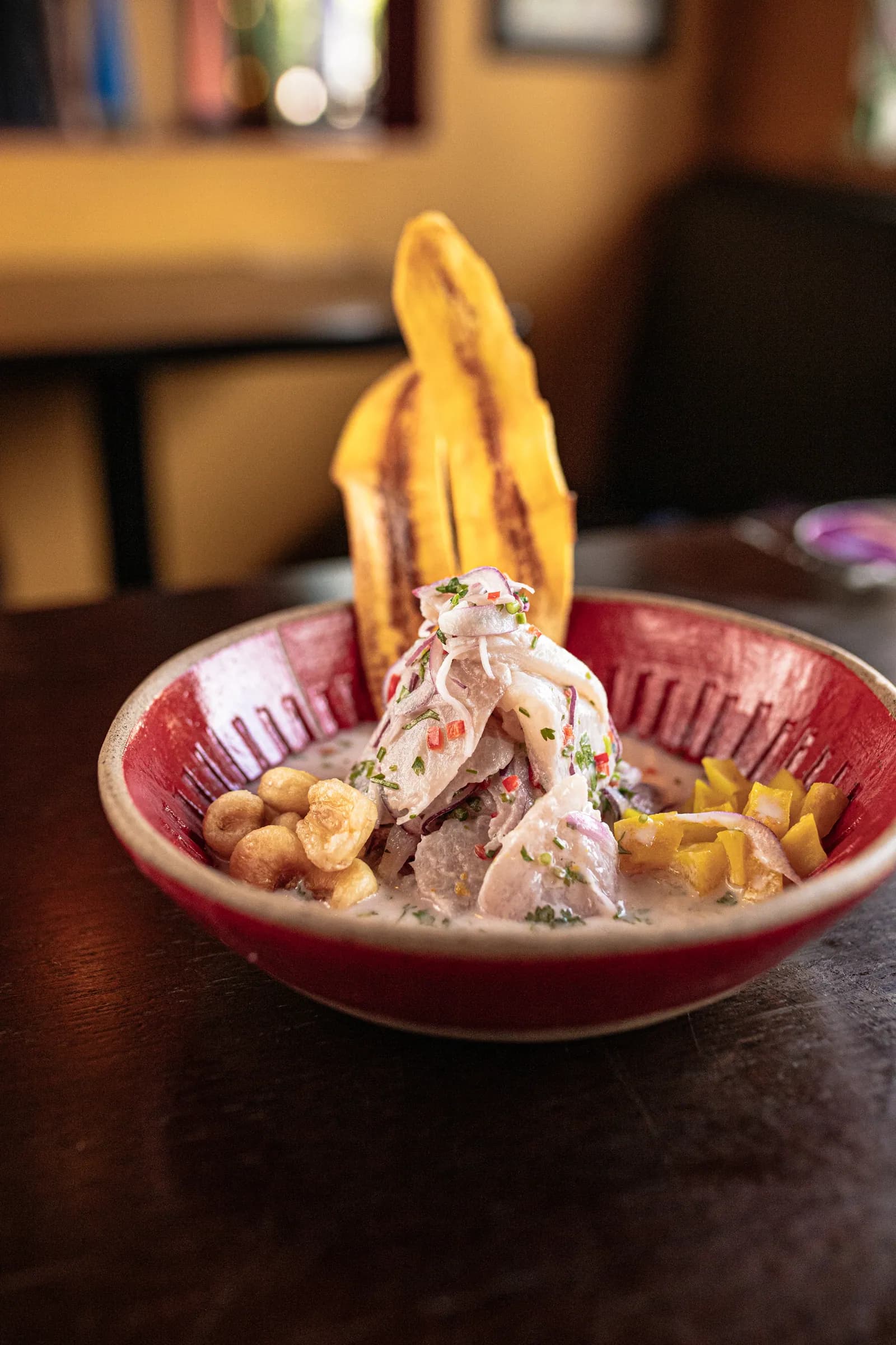 Ceviche de peixe com cebola roxa, hortelã e chips de banana-da-terra