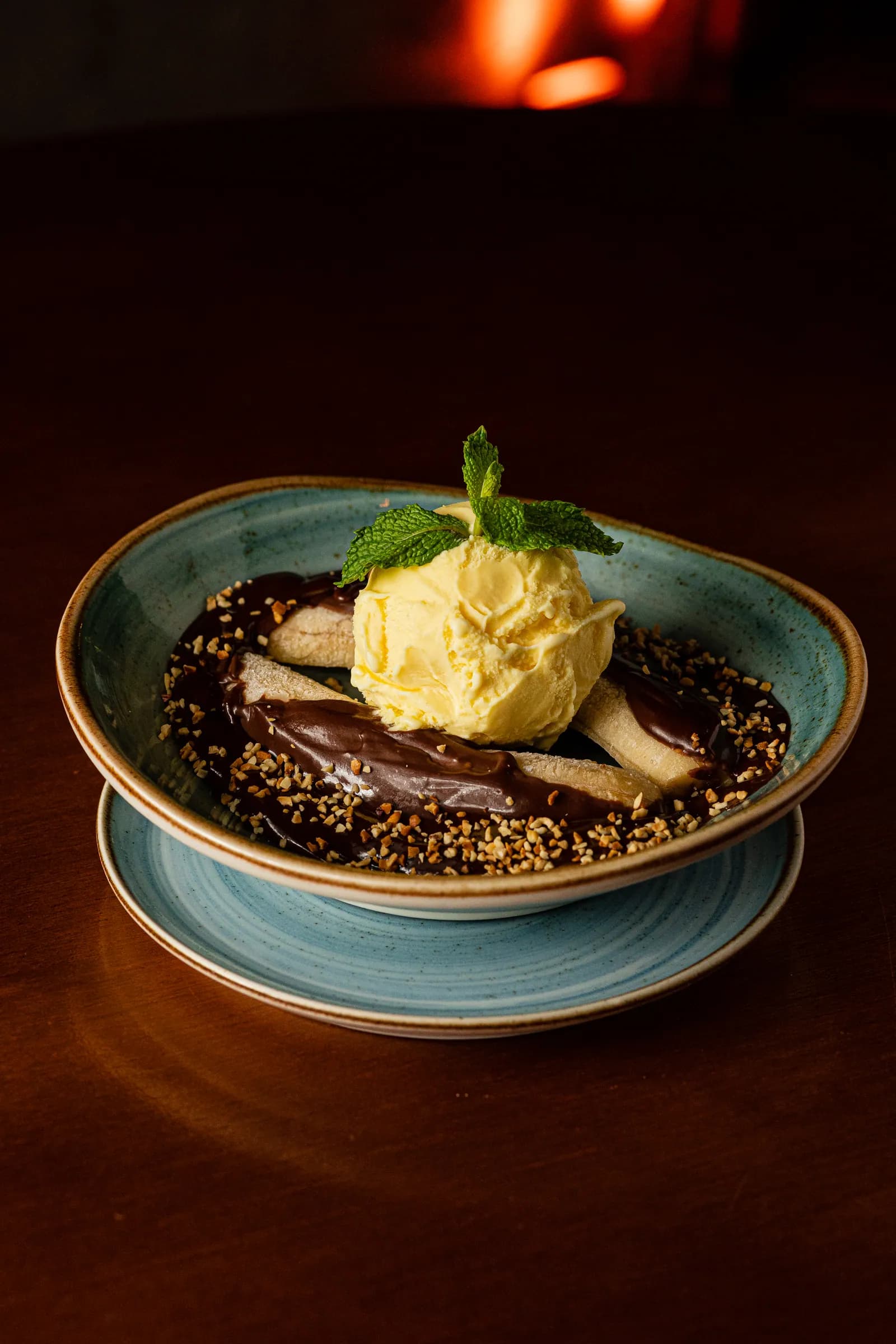 Chocobanana com sorvete, calda de chocolate e folha de hortelã