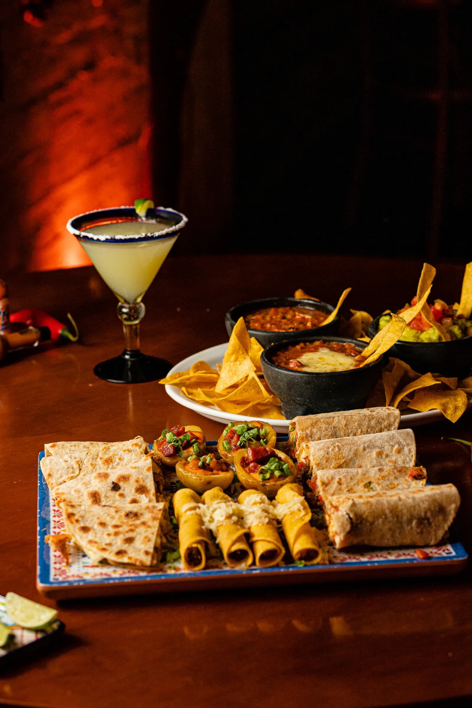 Combo Família com quesadillas, flautas, burritos, guacamole e margaritas para compartilhar