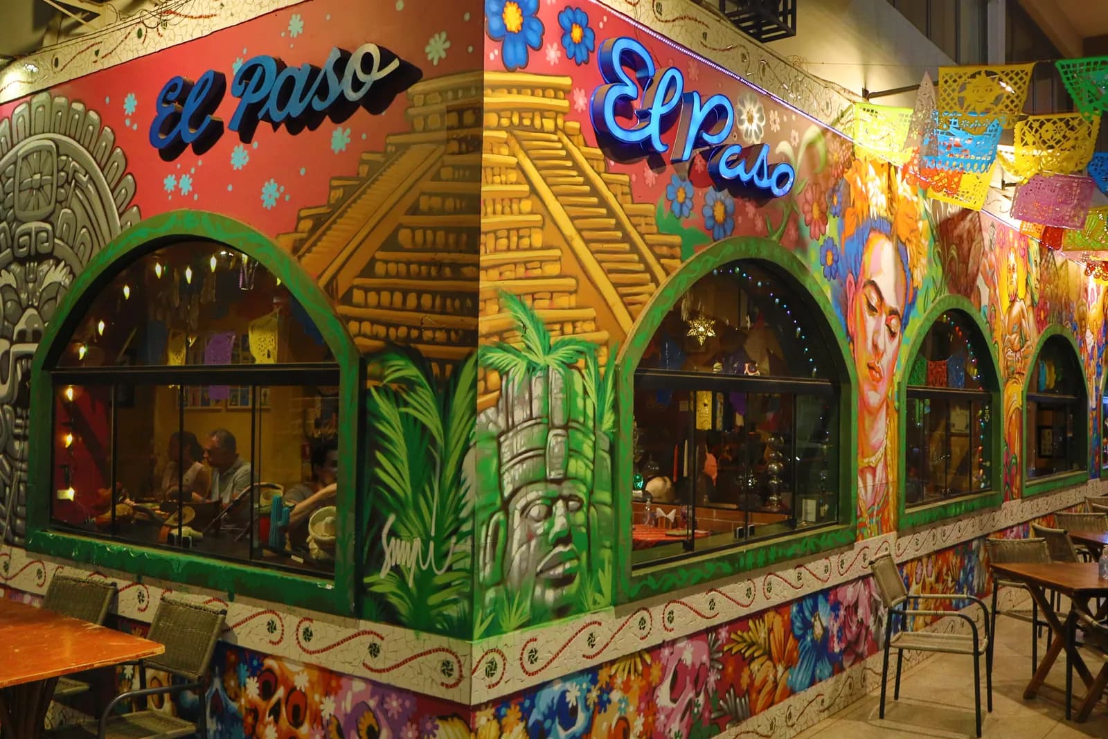 Esquina de assinatura do El Paso, com letreiro duplicado, pirâmide e mural asteca
