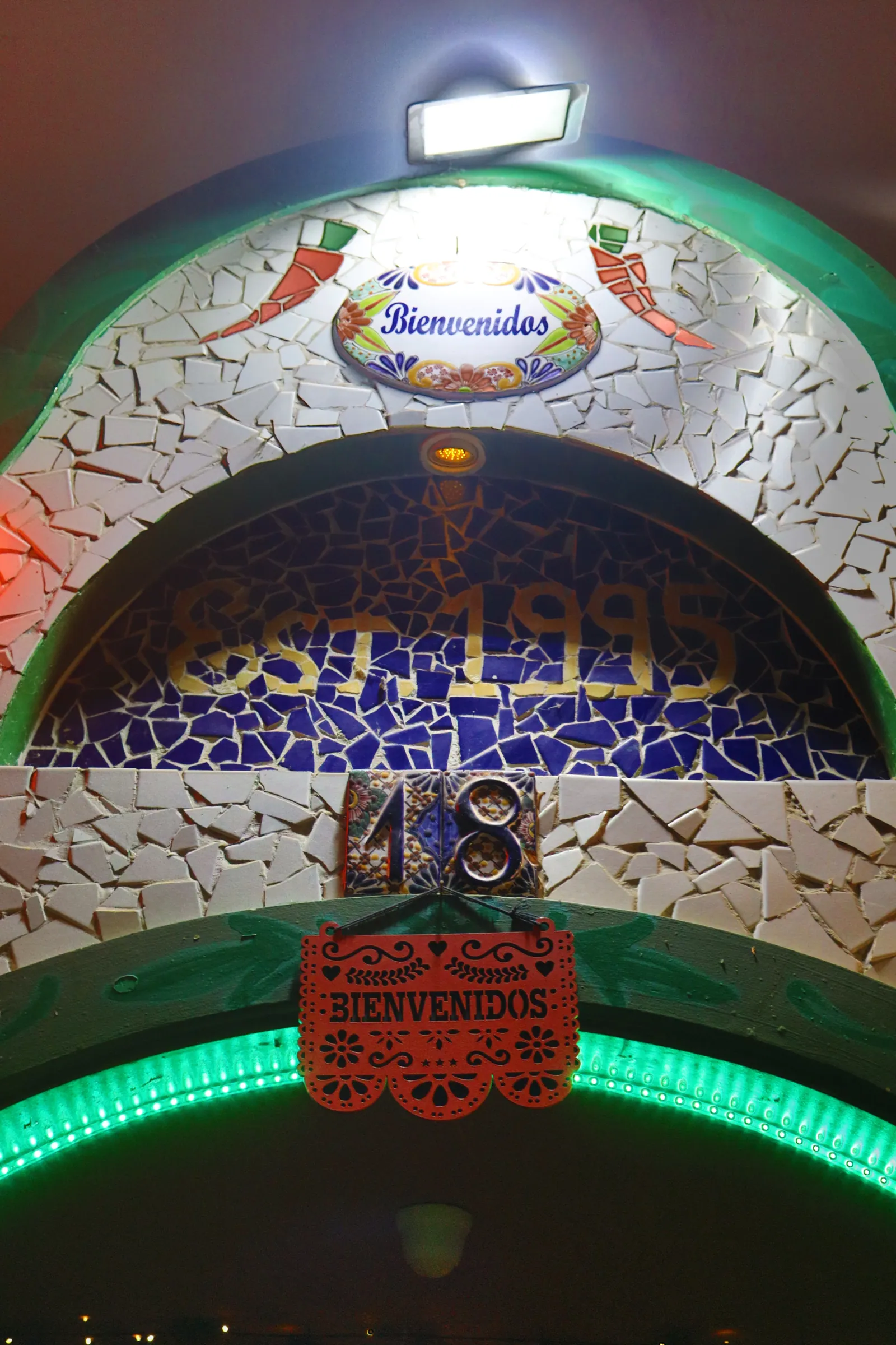 Mosaico "Bienvenidos, Est. 1995" na entrada da Asa Norte