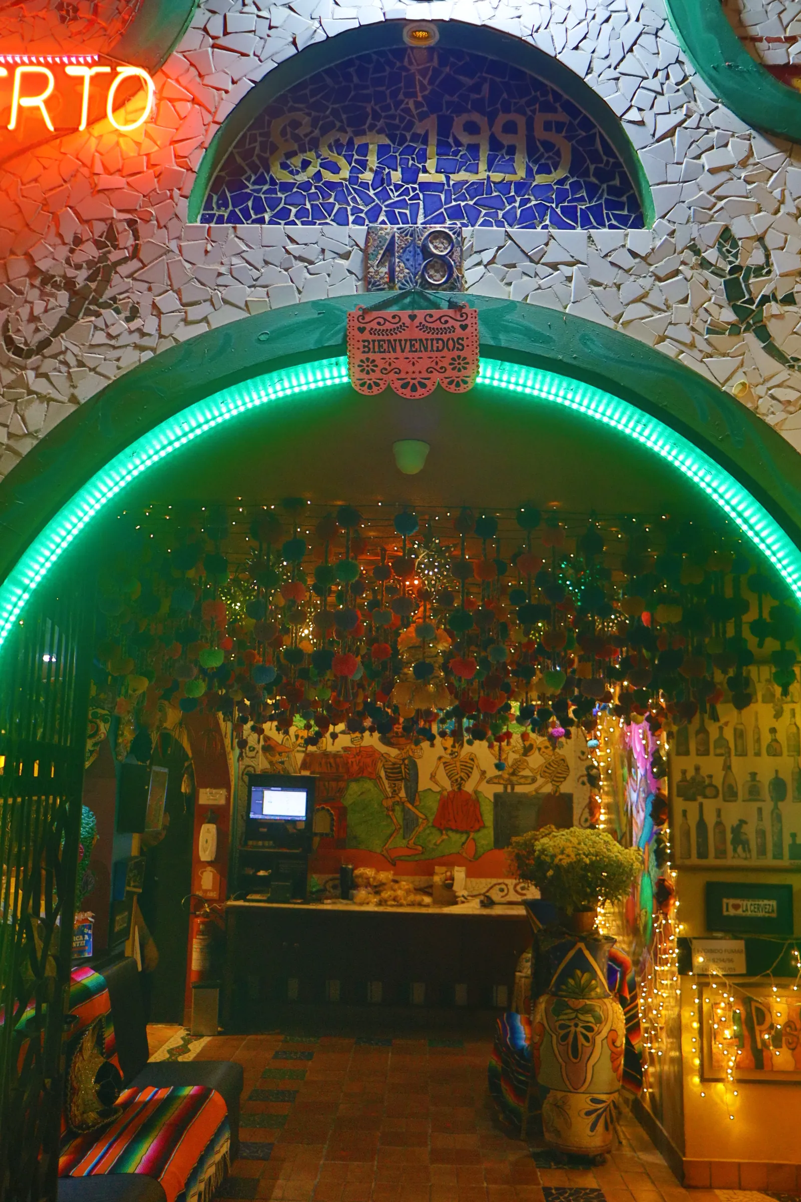 Arco de entrada com teto de pompons coloridos