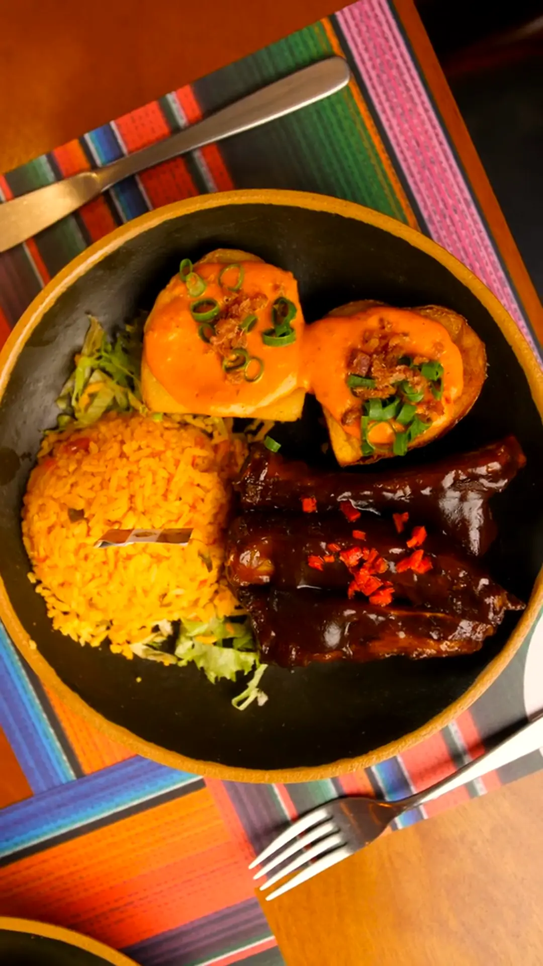 Prato do almoço executivo do El Paso: arroz mexicano, feijão e carne ao molho da casa