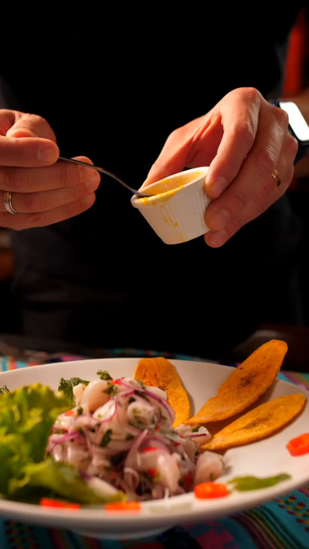 Preparo de ceviche fresco na cozinha do El Paso
